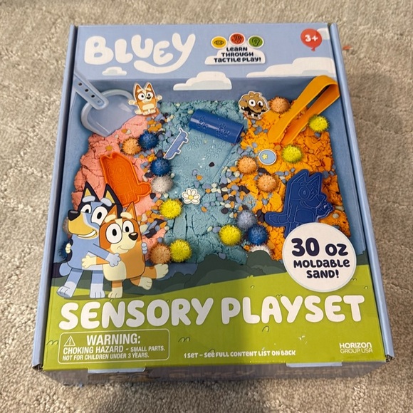 Bluey Sensory Playset with Moldable Sand - Picture 3 of 3